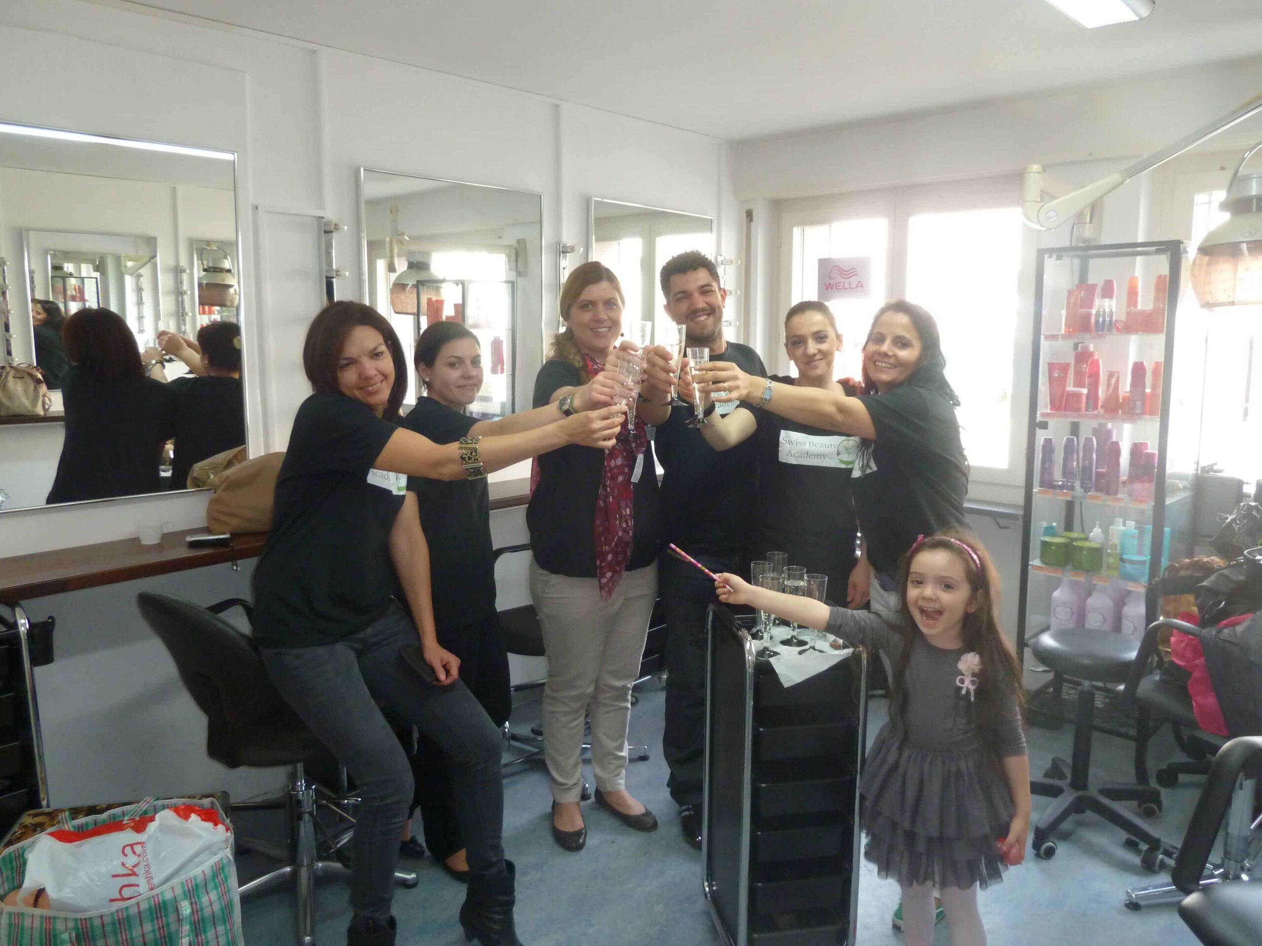 Gruppe feiert gemeinsam im Friseursalon