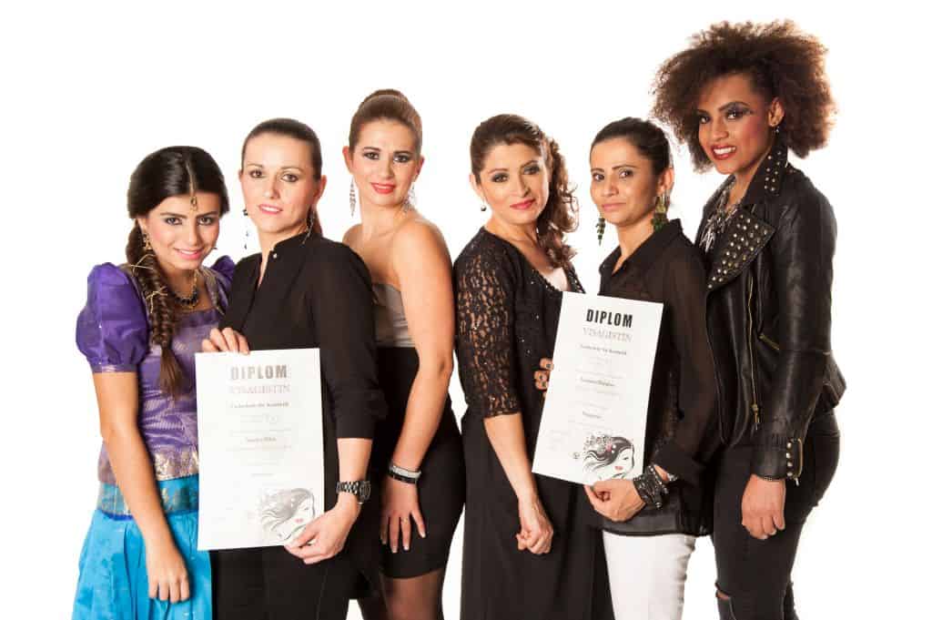 Gruppe von Frauen mit Diplomurkunden posiert gemeinsam