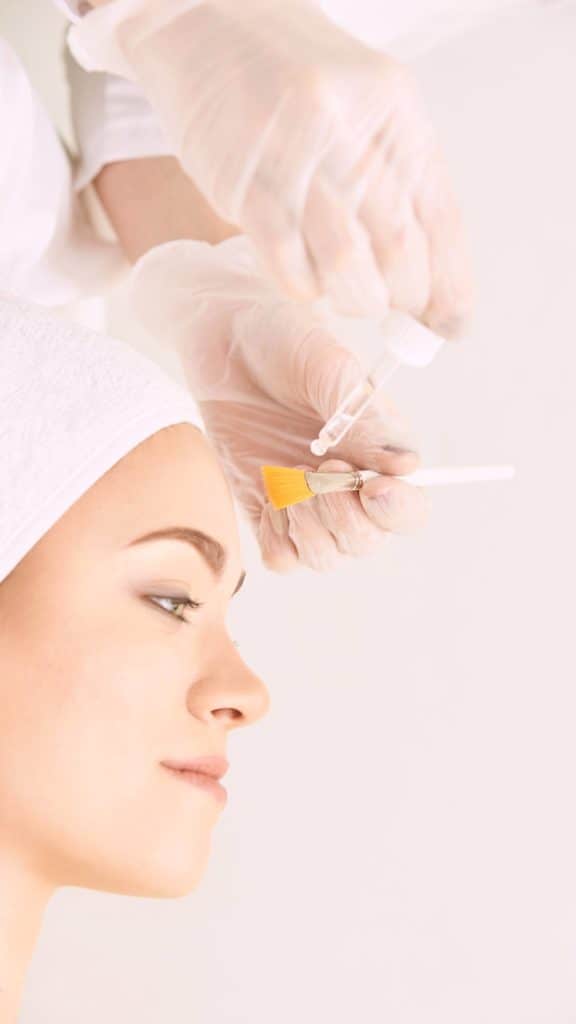 Soin du visage appliqué avec pinceau en spa