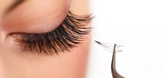 Nahaufnahme von Wimpernverl&auml;ngerung am geschlossenen Auge