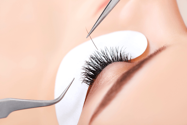 Extension de cils en cours d'application