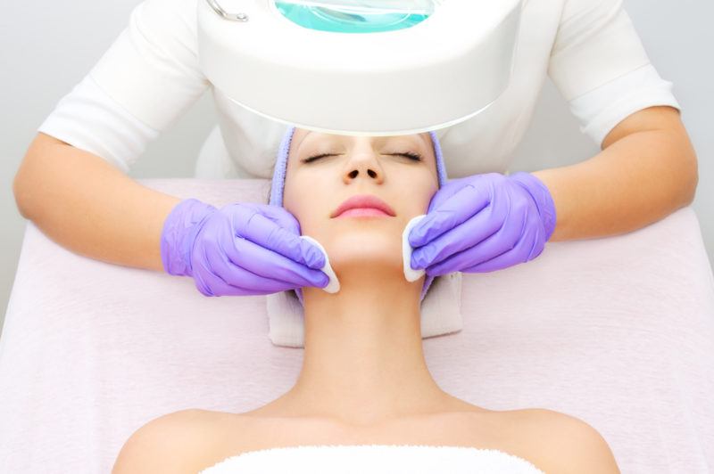 Hautreinigung, Gesichtsbehandlungen, Peelings, Gesichtsmassage mit Lymphdrainage