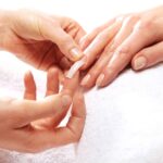 Manik&uuml;re mit k&uuml;nstlichen Fingern&auml;geln auftragen