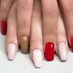 Manik&uuml;re mit roten, rosa und goldenen N&auml;geln