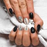 Schwarze und weiße Nägel mit geometrischem Design
