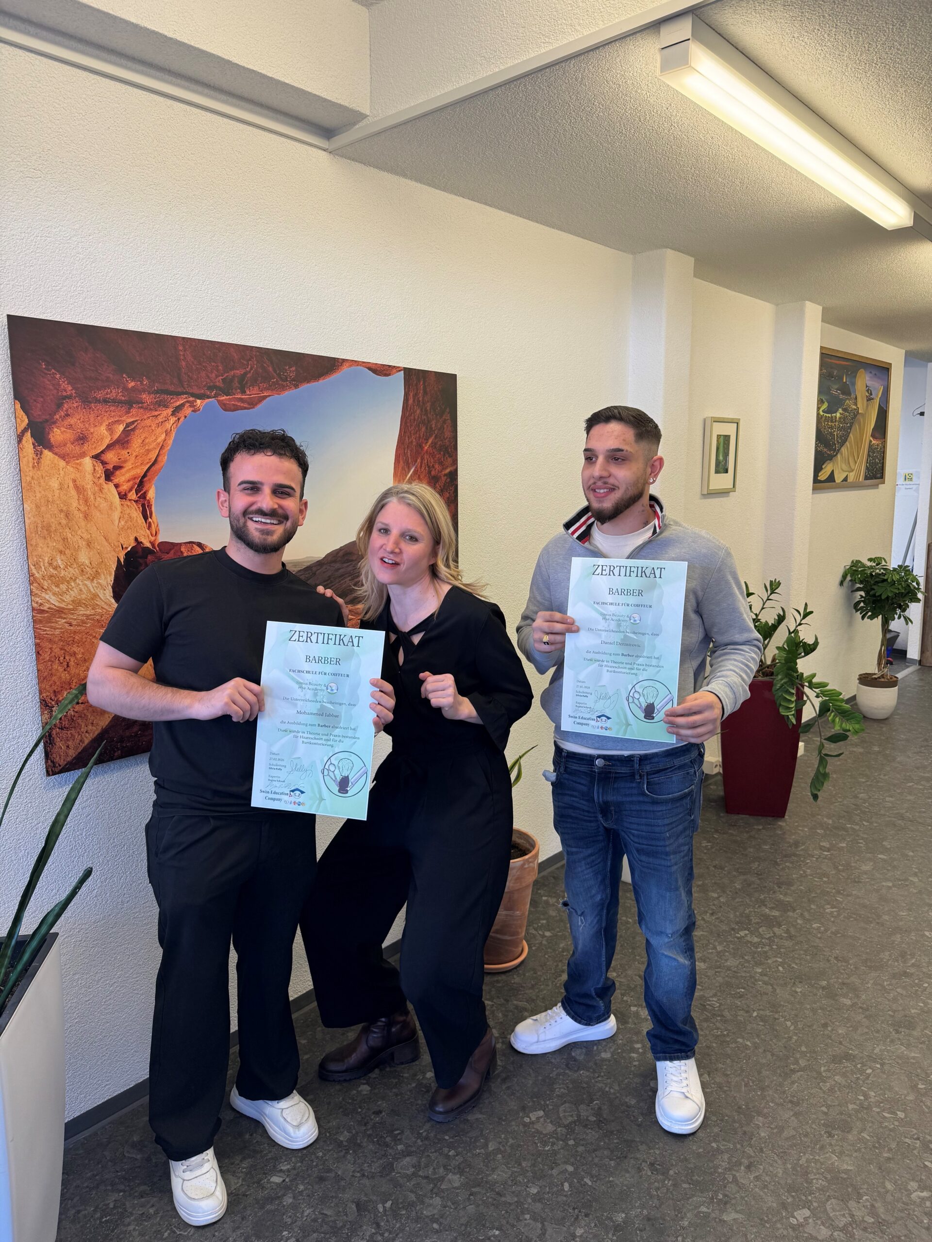 Tres personas con certificados de peluquer&iacute;a en el interior