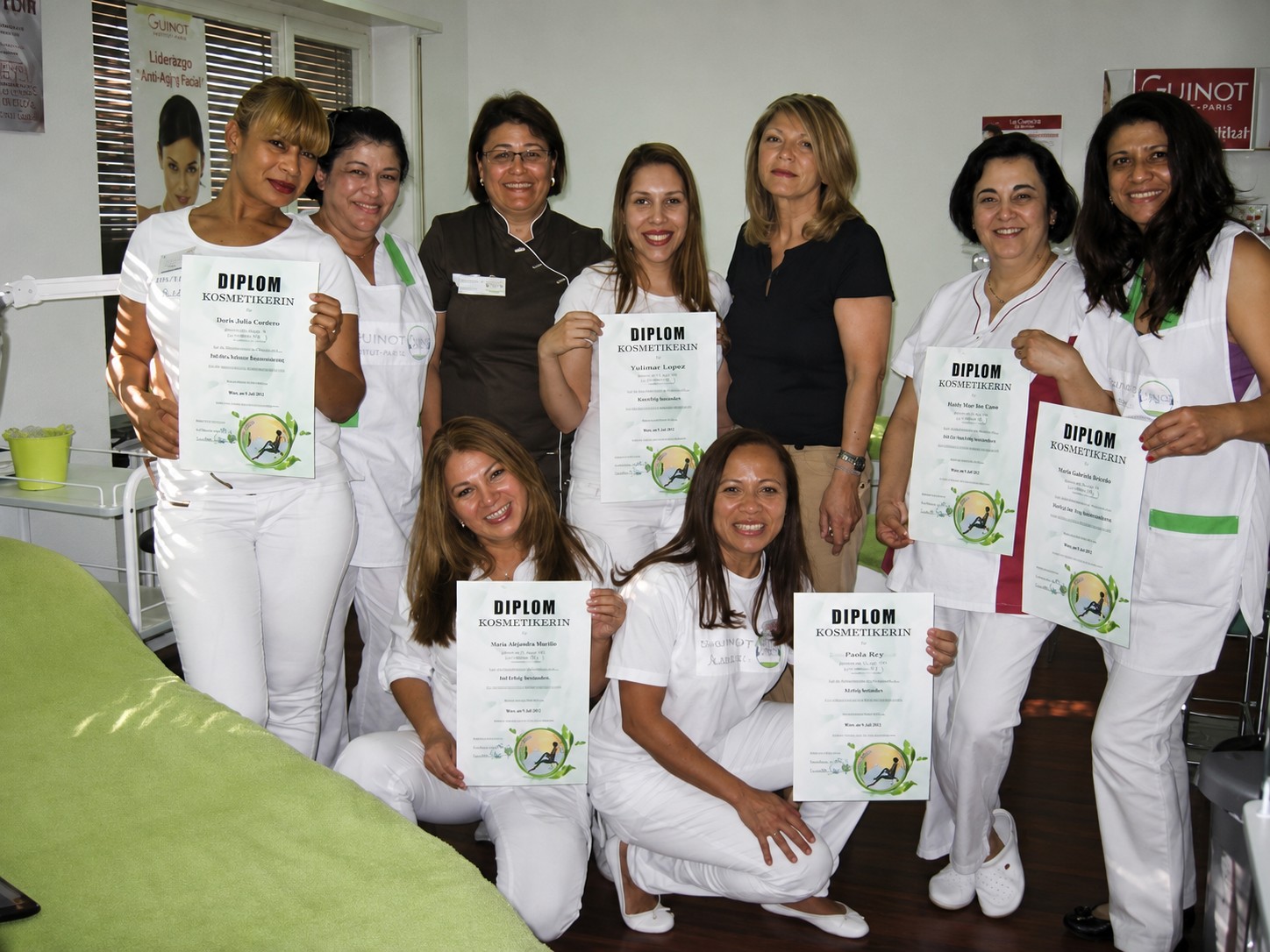 Un grupo de esteticistas tituladas en el sal&oacute;n