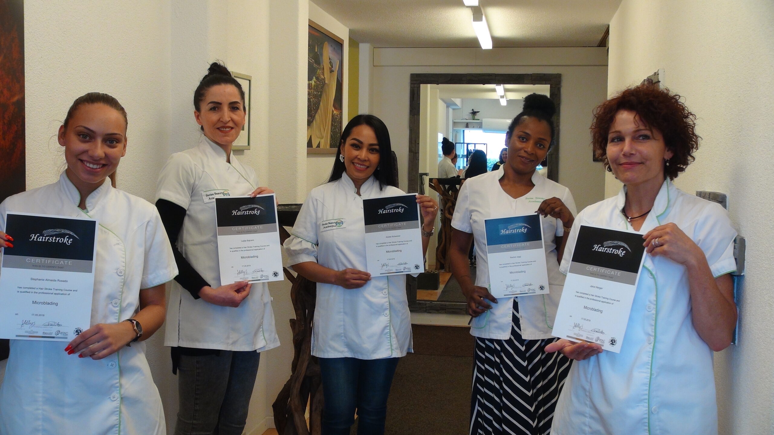 Cinco mujeres con certificados de microblading en un sal&oacute;n de belleza
